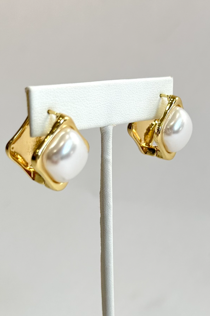 PRINCE PEARL + GOLD STUD EARRING