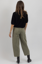 OLIVE WASHED BARREL JEAN